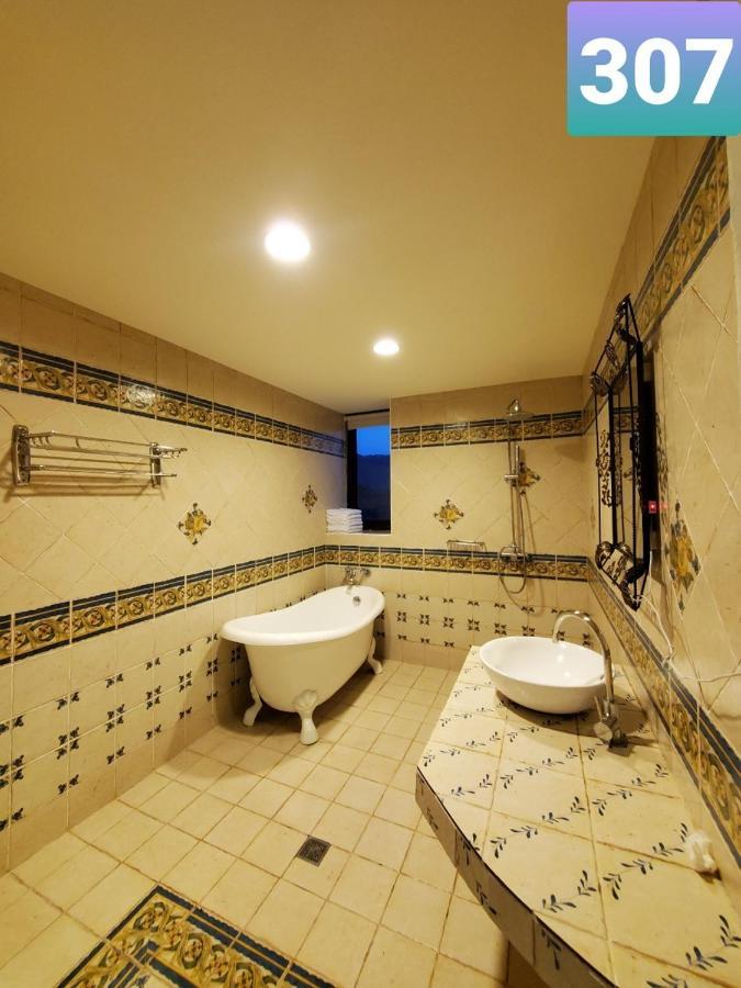 E-Ping Castle Hotel Nanwan Buitenkant foto